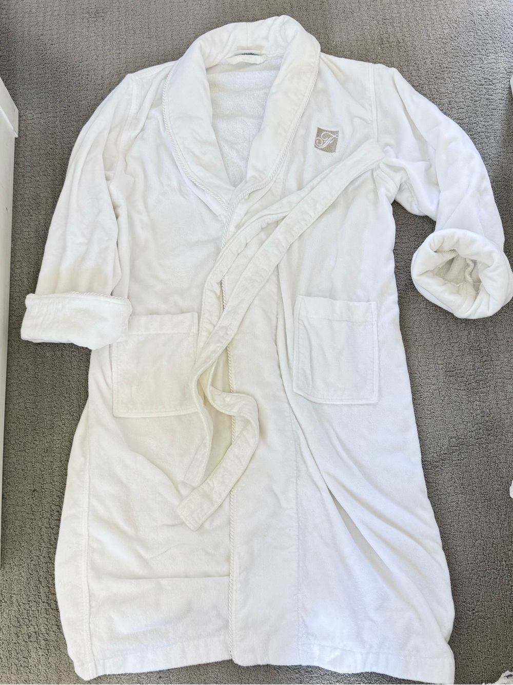 Luxury Fairmont hotel. 100% cotton. Almost new